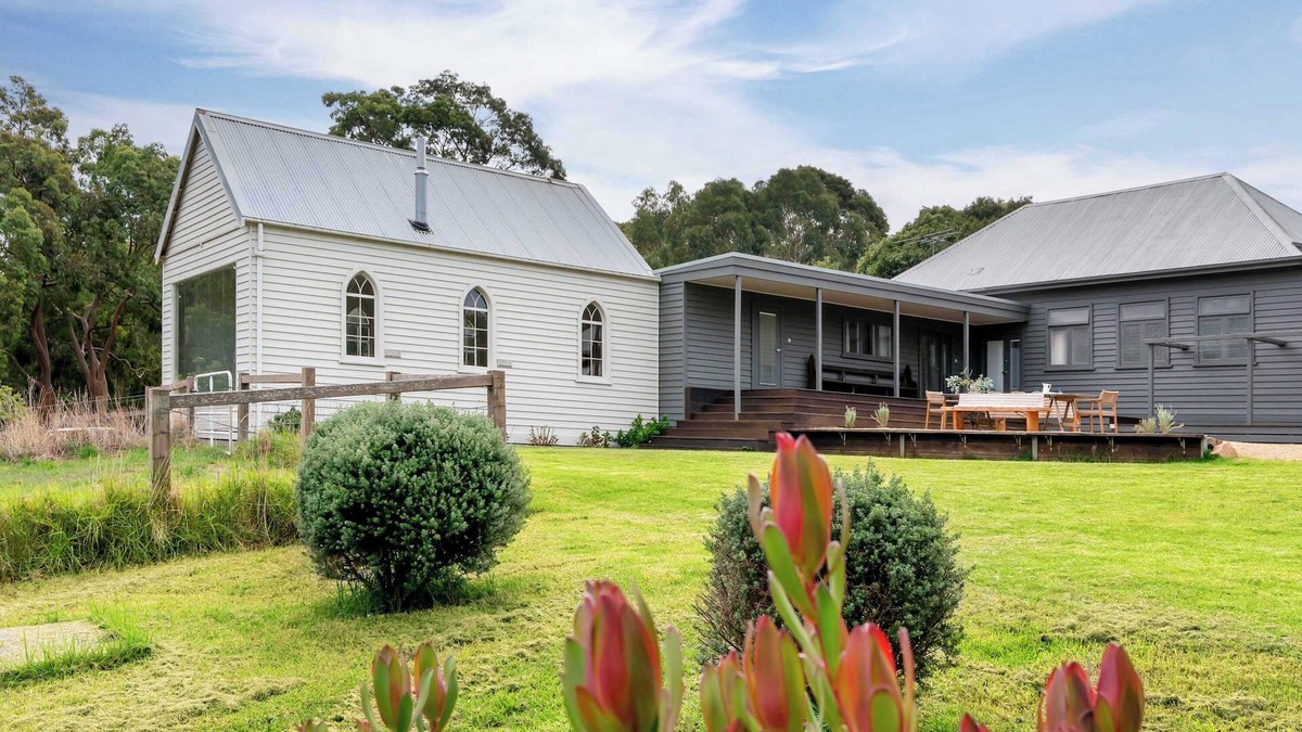Red Hill House | The Old Church | Fireplace | Pets | Wineries