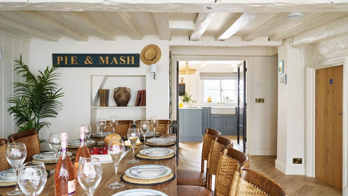 Henley-on-Thames House | The Old Coach House - Sleeps 14