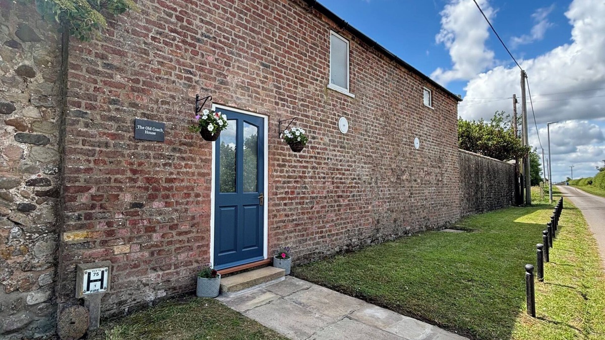 Mappleton Cottage | THE OLD COACH HOUSE AT THE VICARAGE, pet friendly in Hornsea