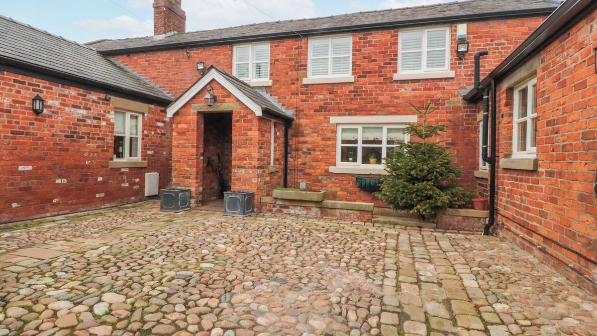Preston Cottage | THE OLD COACH HOUSE, pet friendly, with hot tub in Bilsborrow