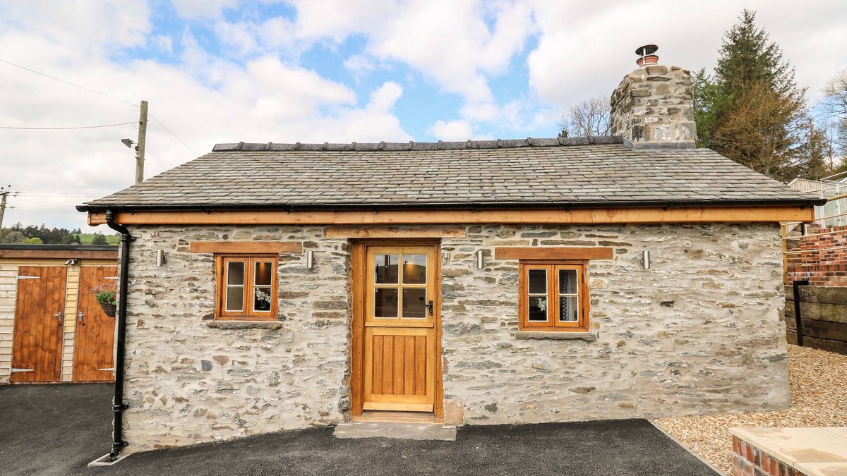 Tirabad Cottage | THE OLD COBBLERS SHOP, romantic, with hot tub in Llandrindod Wells