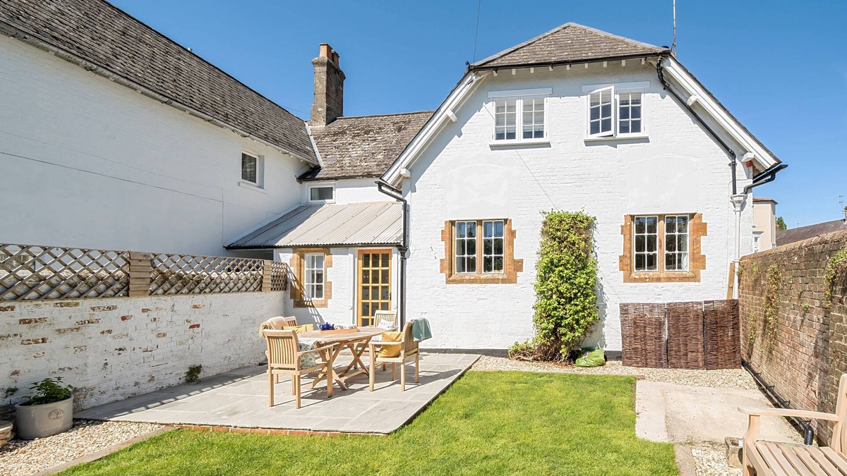 Cerne Abbas House | The Old Court House - sleeps 4 guests in 2 bedrooms