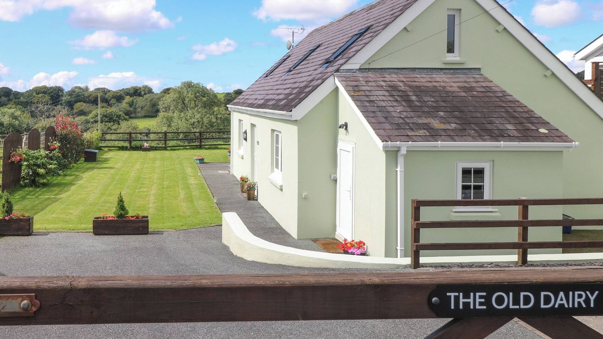 New Moat Cottage | THE OLD DAIRY, pet friendly, character holiday cottage in Maenclochog