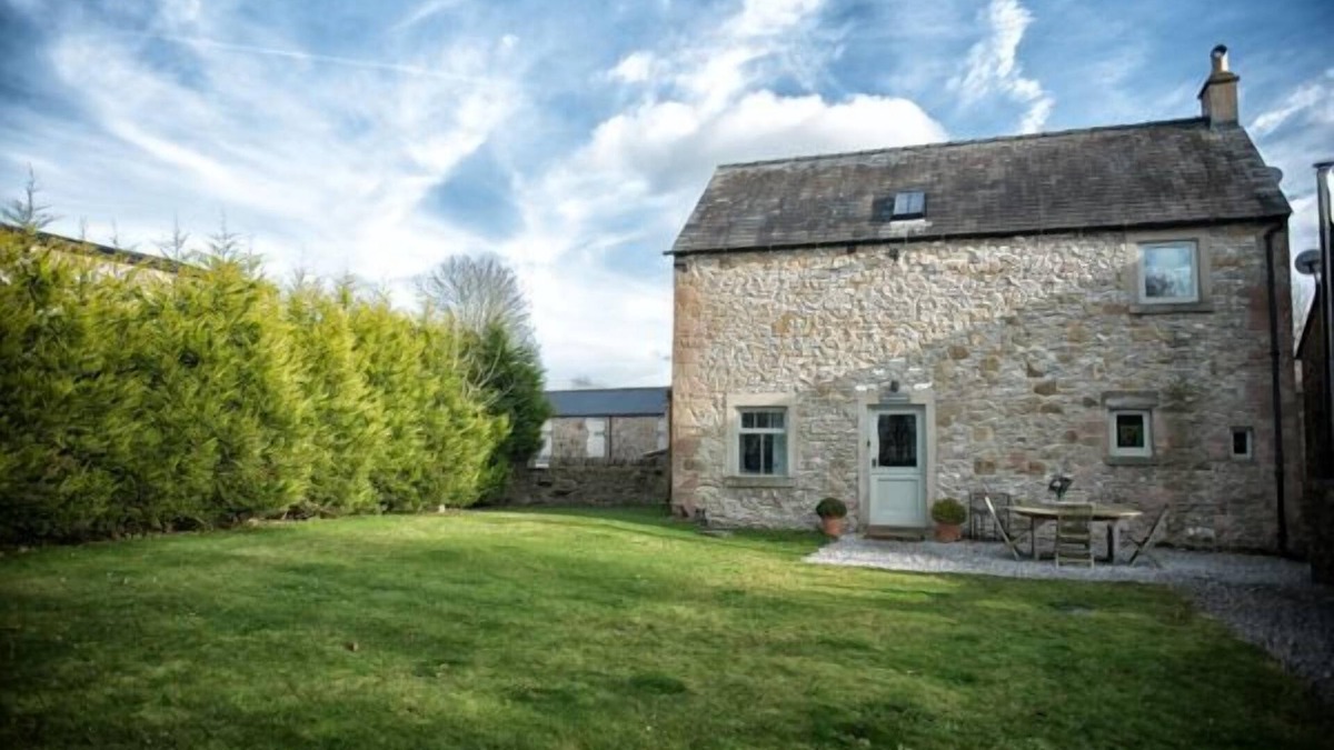 Foolow Cottage | The Old Dairy - sleeps 6 guests in 3 bedrooms