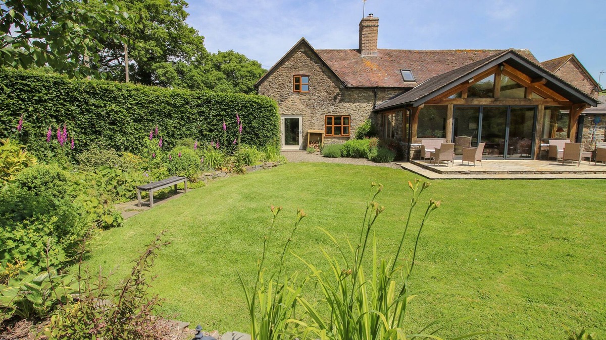 Acton Scott Cottage | THE OLD FARMHOUSE, pet friendly, with hot tub in Westhope