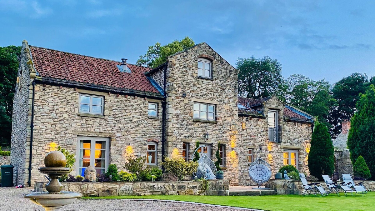 Womersley Cottage | THE OLD GRANARY, pet friendly, with hot tub in Kirk Smeaton