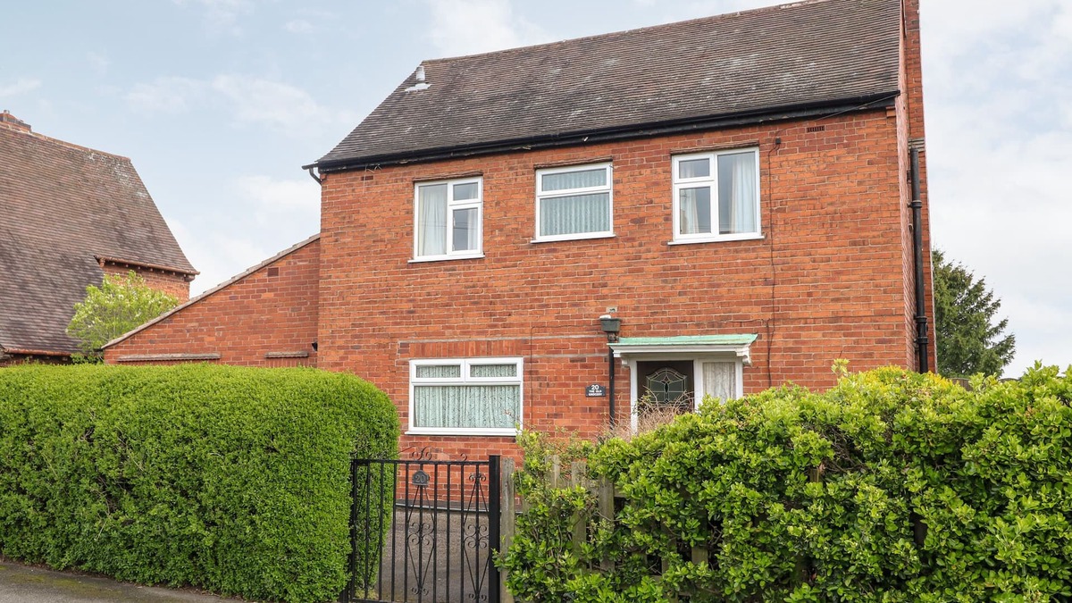 Chesterfield Cottage | THE OLD GROCERY, pet friendly, with a garden in Barrow Hill