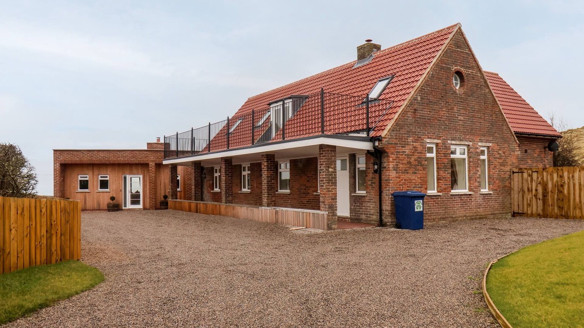 Briggswath House | THE OLD GUARD HOUSE, pet friendly, luxury holiday cottage in Whitby