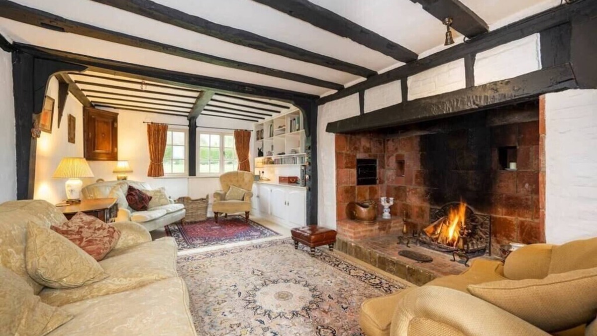 Bury St Edmunds House | The Old Hare and Hounds, Somerton