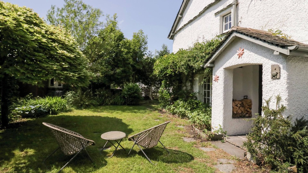 Troutbeck Bridge House | THE OLD HOUSE, pet friendly, with open fire in Troutbeck Bridge