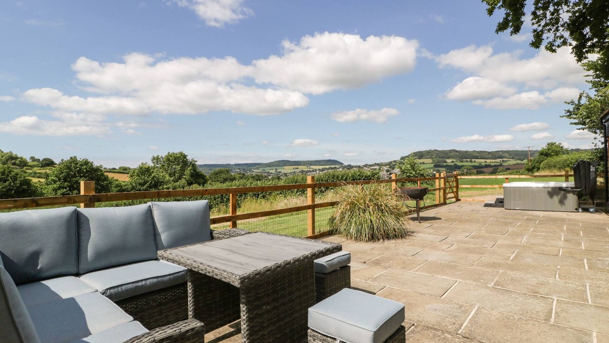 Sidmouth Cottage | THE OLD KENNELS, pet friendly, with hot tub in Sidford