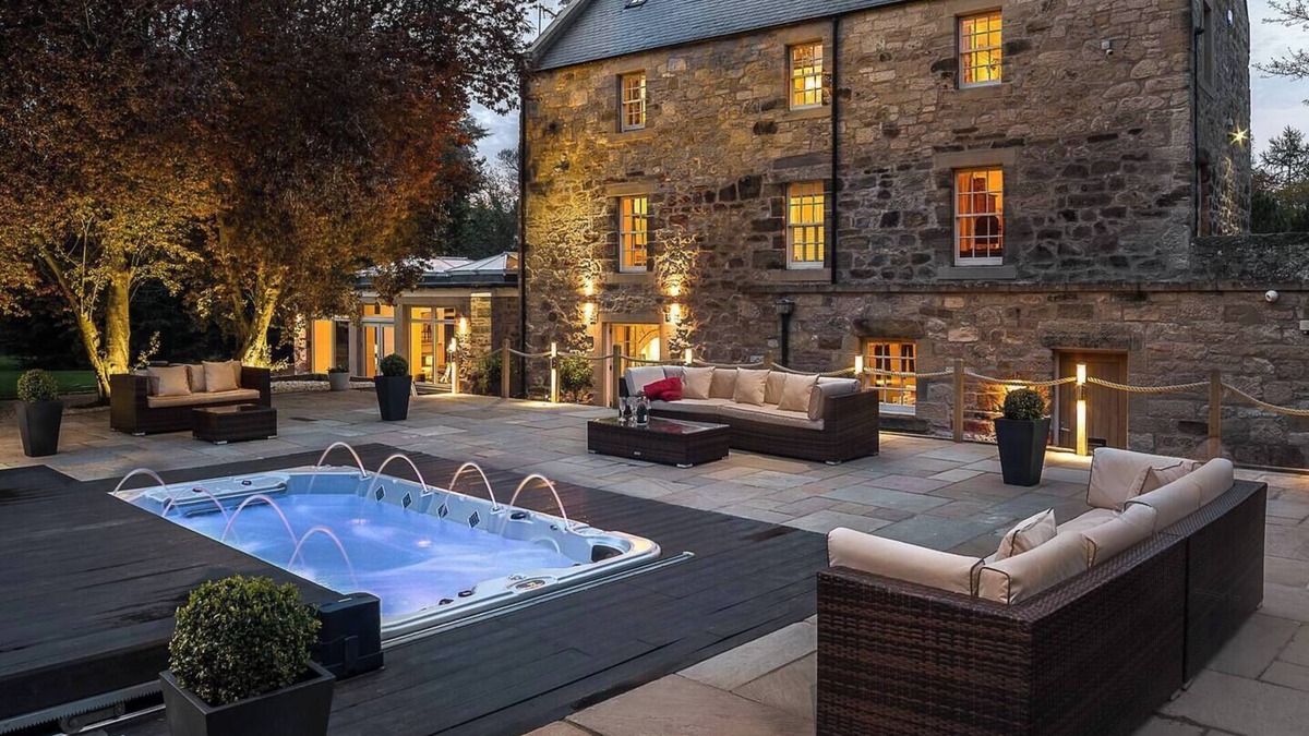 Dalkeith House | The Old Millhouse - Luxury Retreat: Sauna and Hot Tub