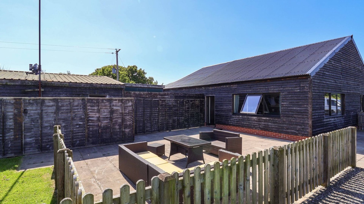 Overton-on-dee Cottage | THE OLD NURSERY, family friendly, with a garden in Bangor-On-Dee