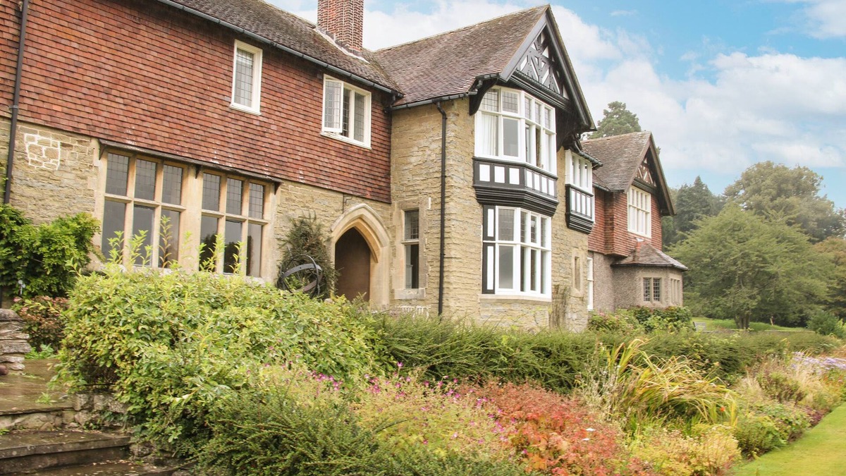 Much Wenlock Cottage | THE OLD NURSERY, with a garden in Much Wenlock