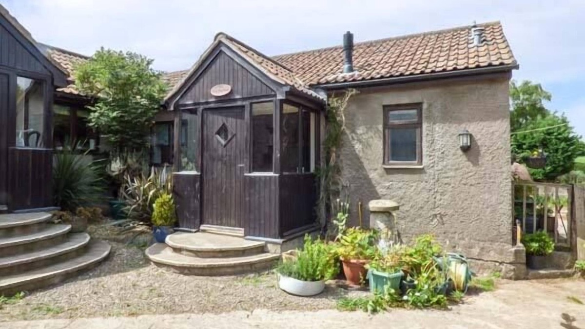 Barrow Gurney Cottage | THE OLD PARLOUR, family friendly, character holiday cottage in Regil