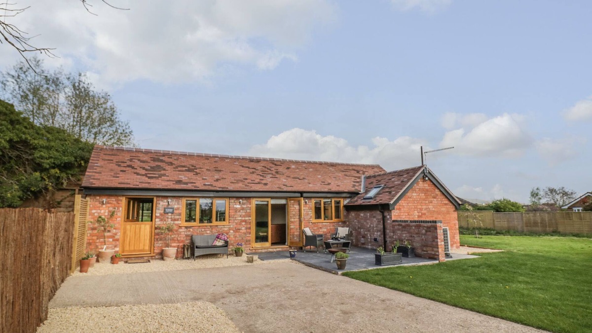Defford Cottage | THE OLD PIGGERY, pet friendly, character holiday cottage in Defford