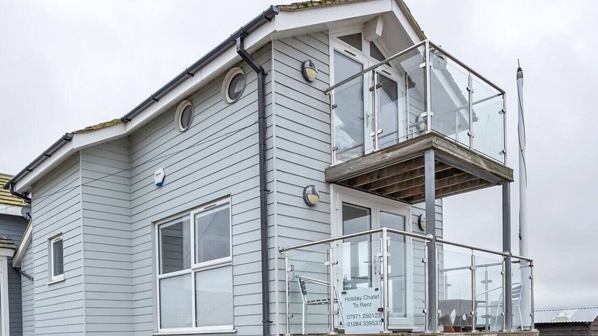 Martlesham Heath House | The Old Pilot Hut, Felixstowe Ferry, Amazing Views
