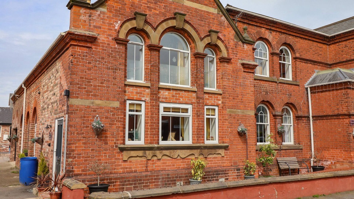 Withernsea Cottage | THE OLD POLICE HOUSE, pet friendly, with hot tub in Withernsea