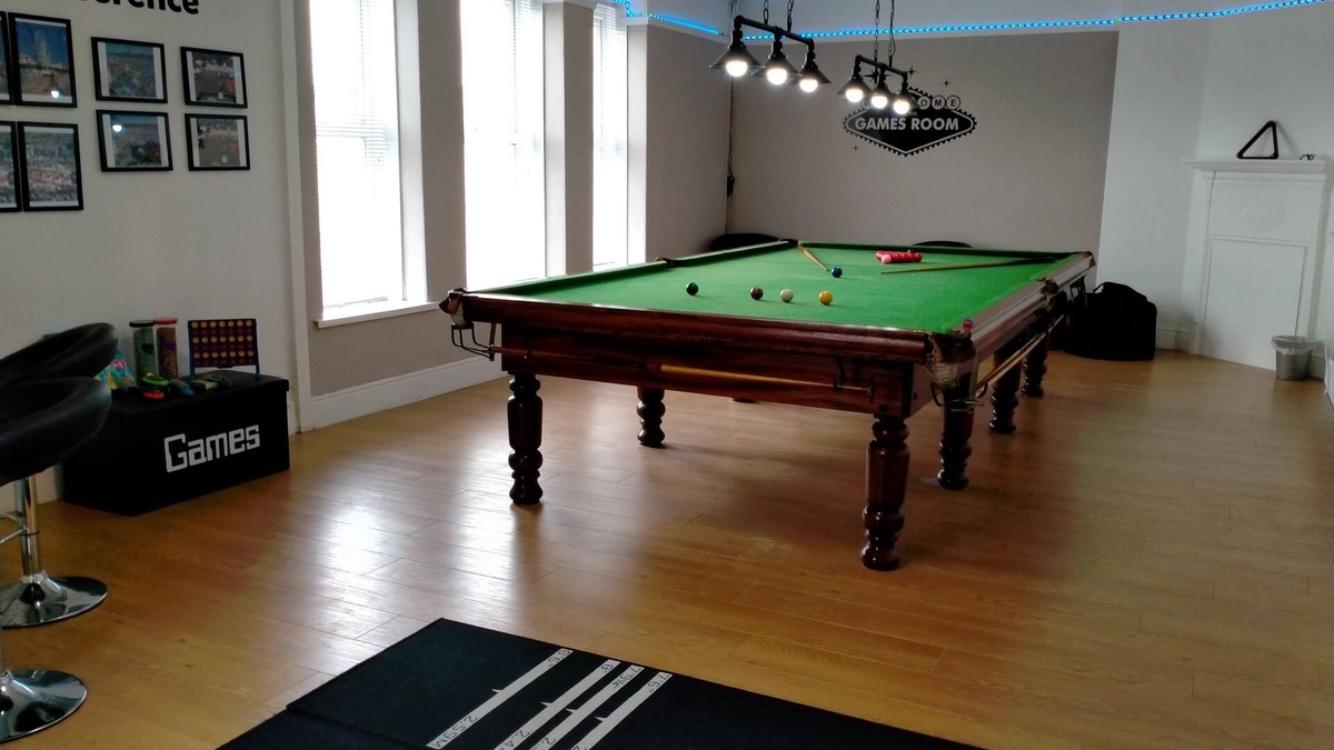 Llansamlet House | The Old Post Office -Games/Gym Room, Multiple Bedrooms Great for Families