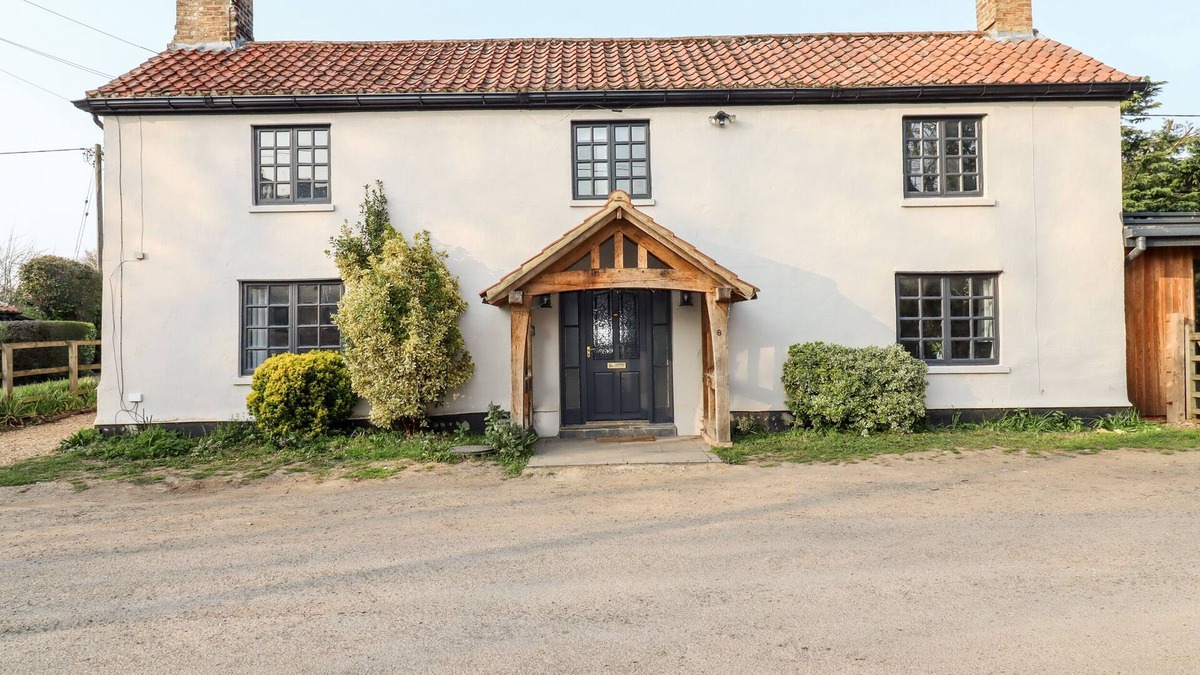 Ely Cottage | THE OLD RED LION, pet friendly in Wentworth, Ely, Cambridgeshire