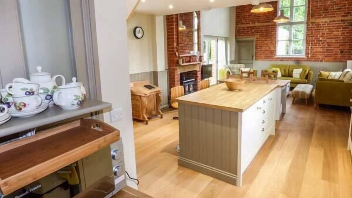 Hatton Cottage | THE OLD SCHOOL, family friendly in Hatton, Lincolnshire
