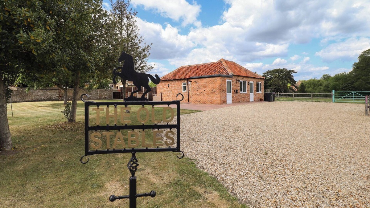 Folkingham Cottage | THE OLD STABLES, pet friendly, with a garden in Folkingham