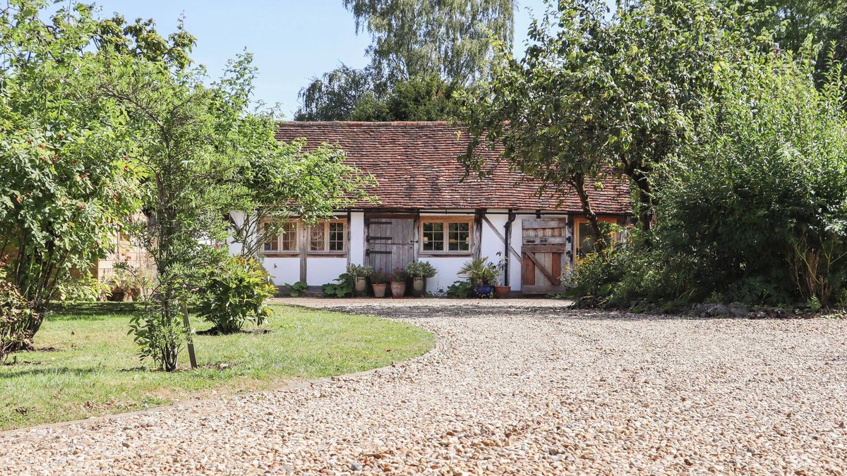 Headcorn Cottage | THE OLD STABLES, pet friendly, character holiday cottage in Headcorn