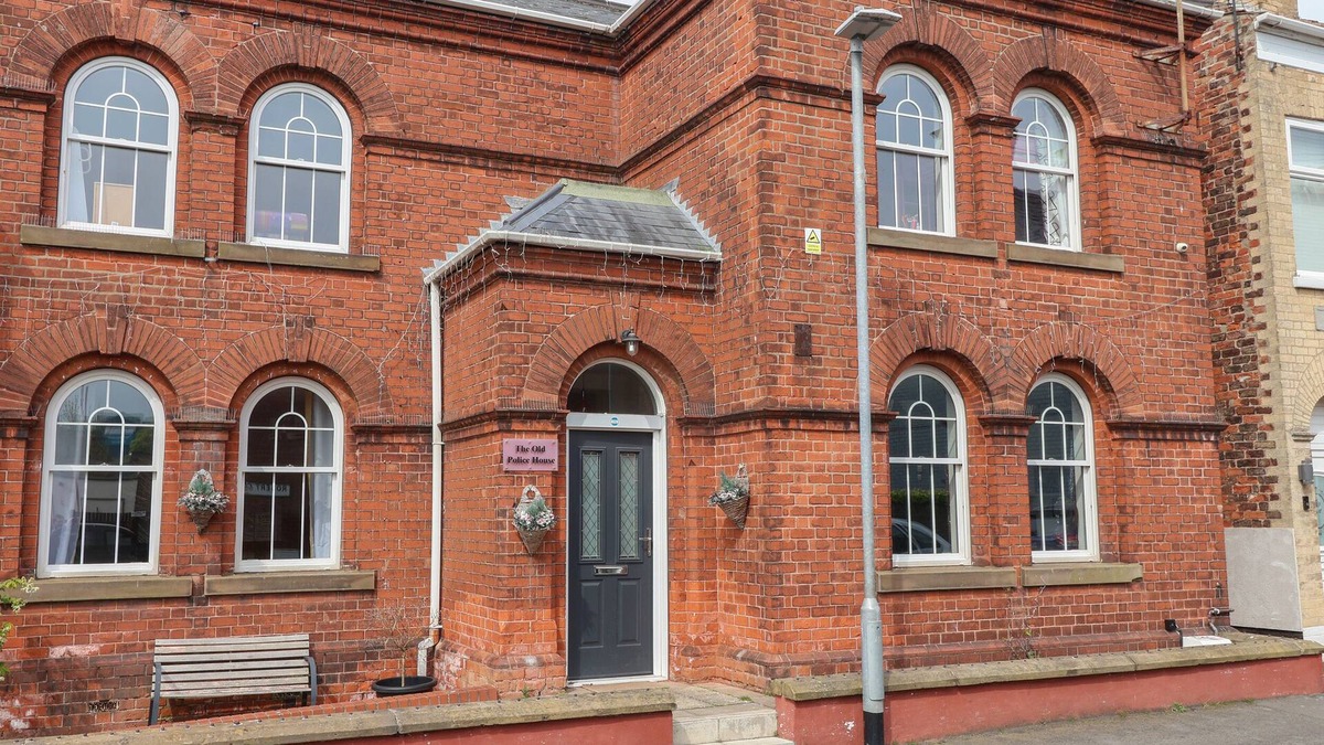 Withernsea Cottage | THE OLD STATION HOUSE, pet friendly, with hot tub in Withernsea