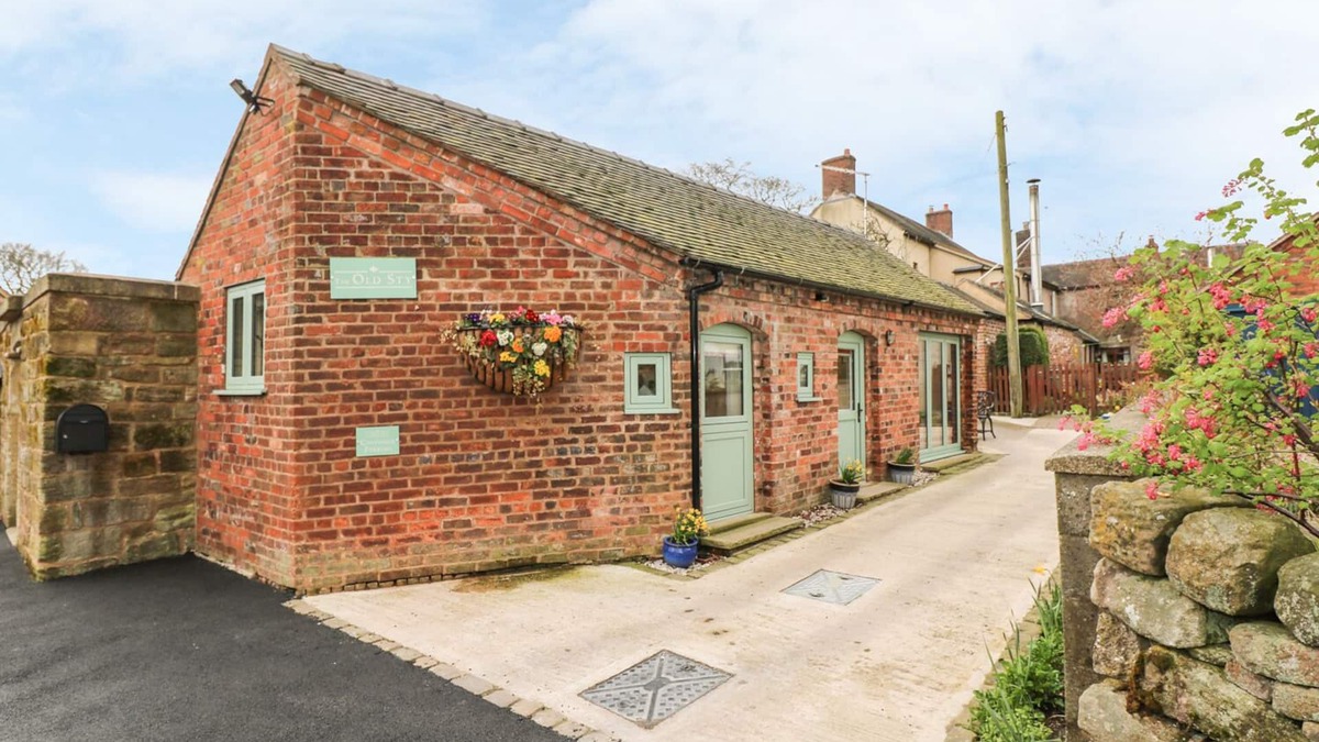 Cotton Cottage | THE OLD STY, with a garden in Alton