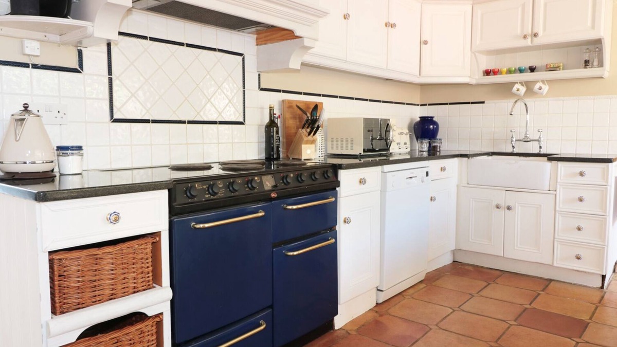 Sherston Cottage | THE OLD SWAN, pet friendly, character holiday cottage in Malmesbury