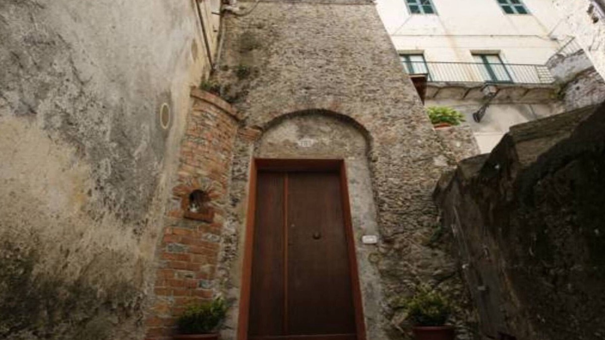 Buonvicino House | The Old Tower Elegant traditional style cottage in the historic center.