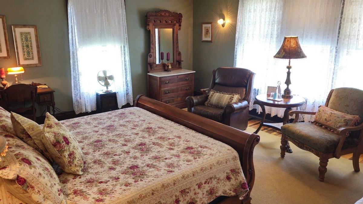 Alderson Apartment | The Old Victorian, Relaxing 4-bedroom Bed & Breakfast in Historic Alderson, WV, with AC, WiFi