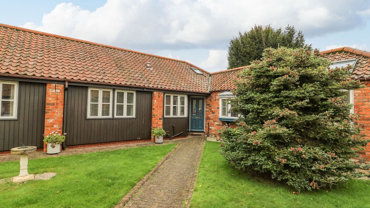 Leven House | THE OLD WAGON SHED, pet friendly, with hot tub in Leven Near Beverley