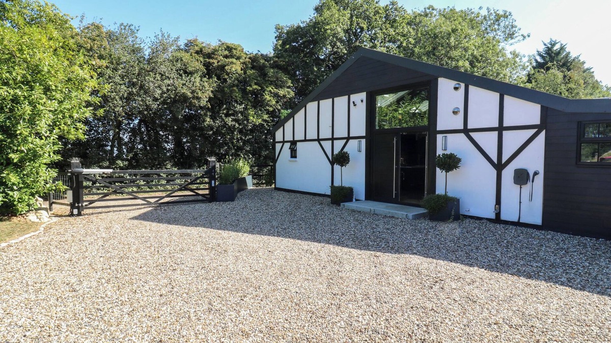 Sittingbourne Cottage | THE OLD WORKSHOP, family friendly, with hot tub in Harrietsham