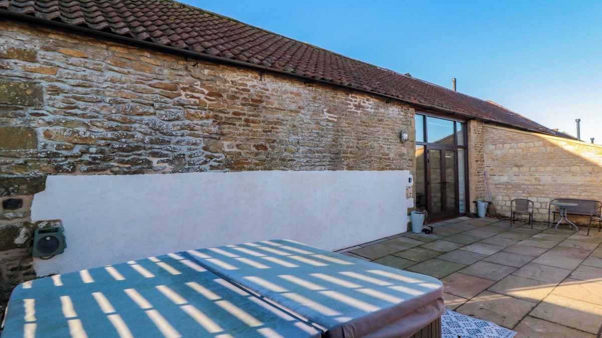 Scalby Cottage | THE OLD WORKSHOP, pet friendly, with hot tub in Scarborough