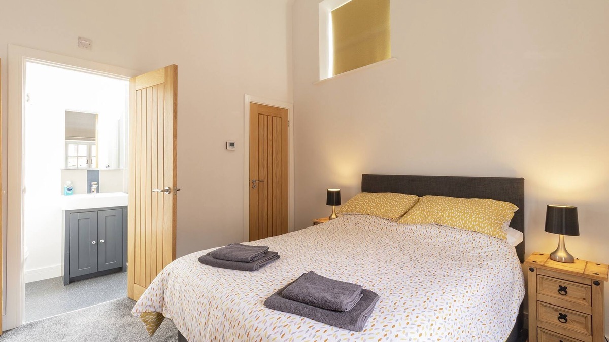 Chesterfield Cottage | The Olde Coach House - Cottage with Hot Tub