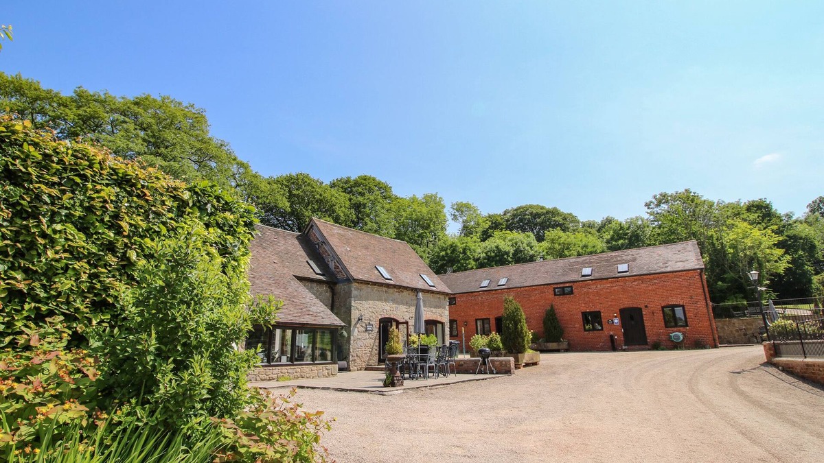 Wall-under-heywood Cottage | THE OLDE COW HOUSE, pet friendly, with pool in Cardington