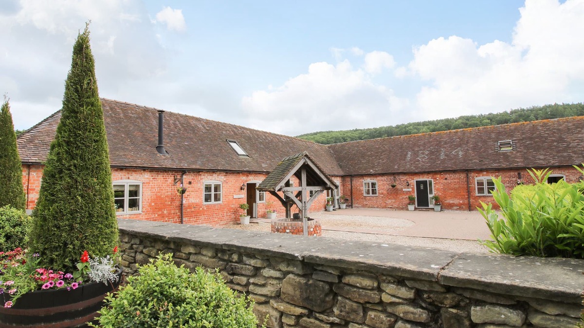 Acton Scott Cottage | THE OLDE COWSHED, pet friendly, character holiday cottage in Westhope