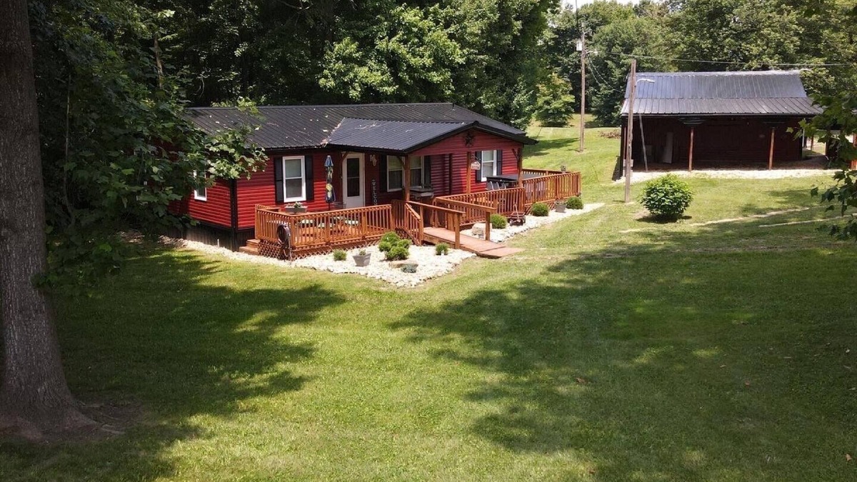 Stockdale House | The Ole' Farmhouse w Guest Suite and Hot Tub