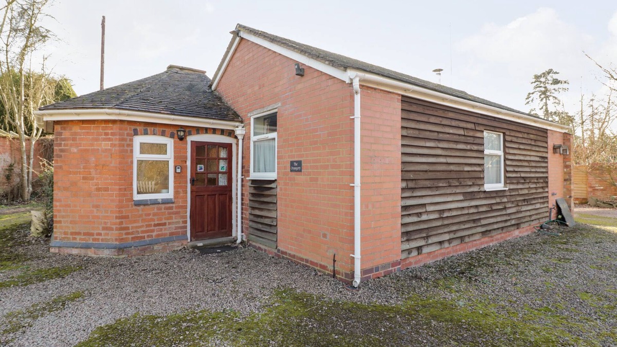 Severn Stoke House | THE ORANGERY, pet friendly, with pool in Upton Upon Severn