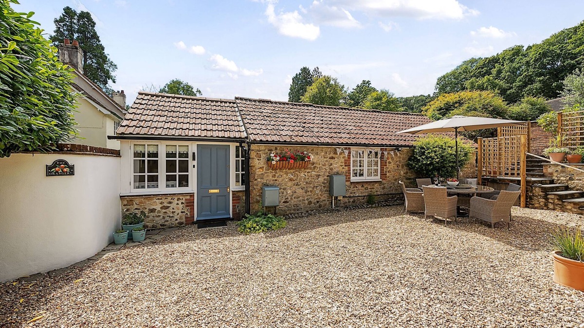 Charmouth Cottage | The Orangery - sleeps 6 guests in 3 bedrooms