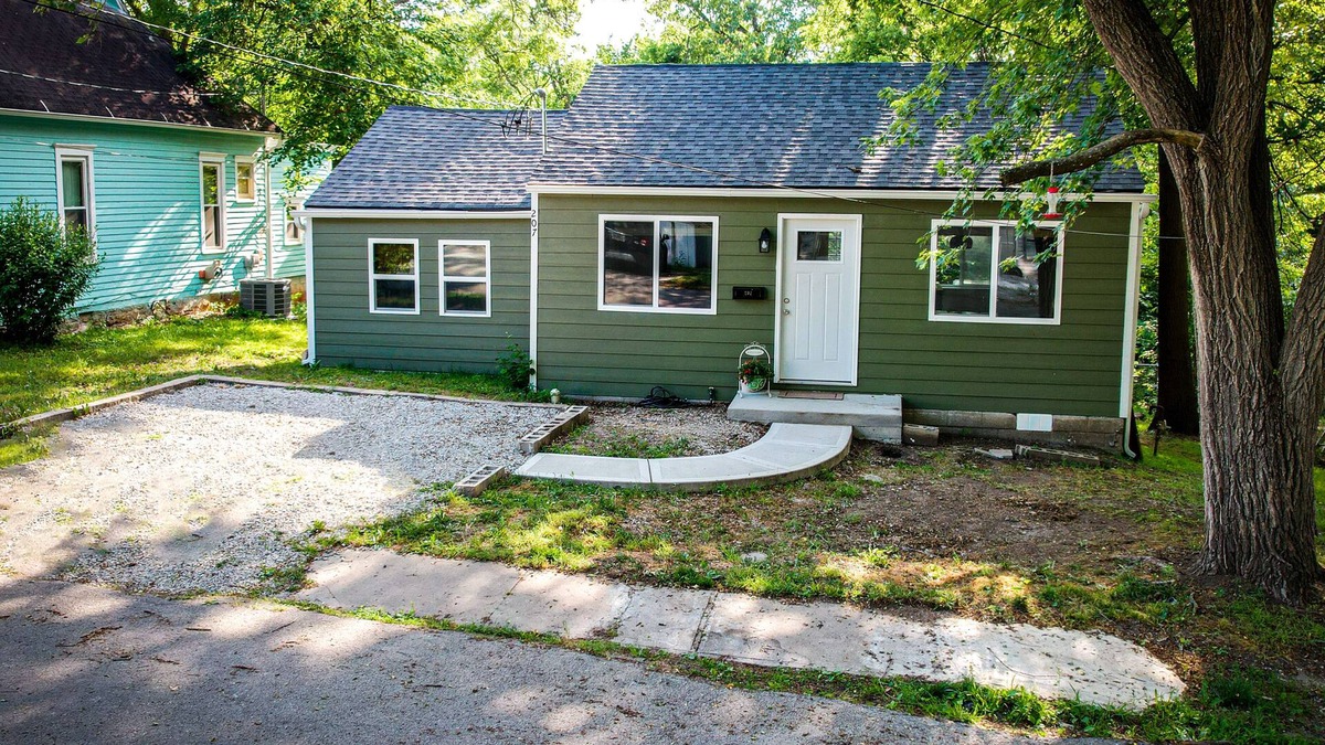 Clinton House | The Orchard House: Close to the Katy Trail, Truman Lake and Historic Downtown