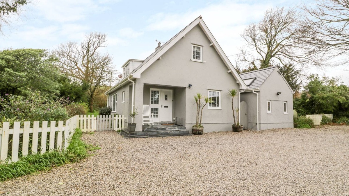 Llanengan Cottage | THE ORCHARD, pet friendly, with hot tub in Abersoch