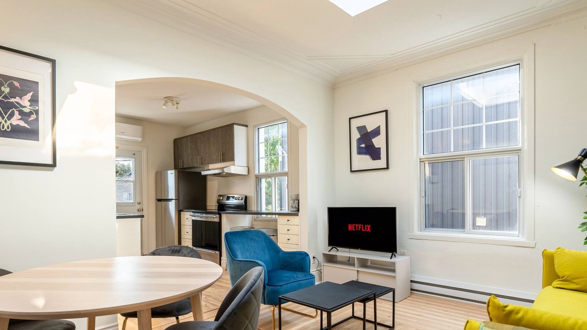 Youville Apartment | The Orchid | Office | WIFI | TV | Balcony | Park