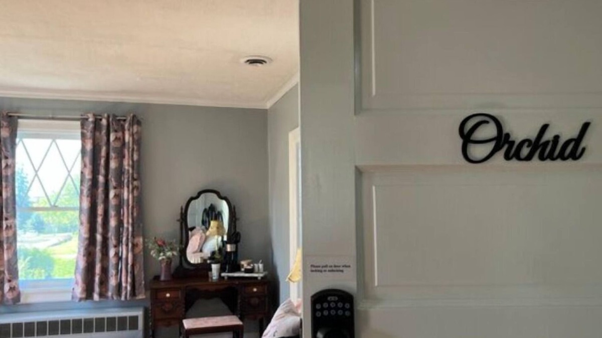 Woodsfield Apartment | The Orchid Room w/King Bed