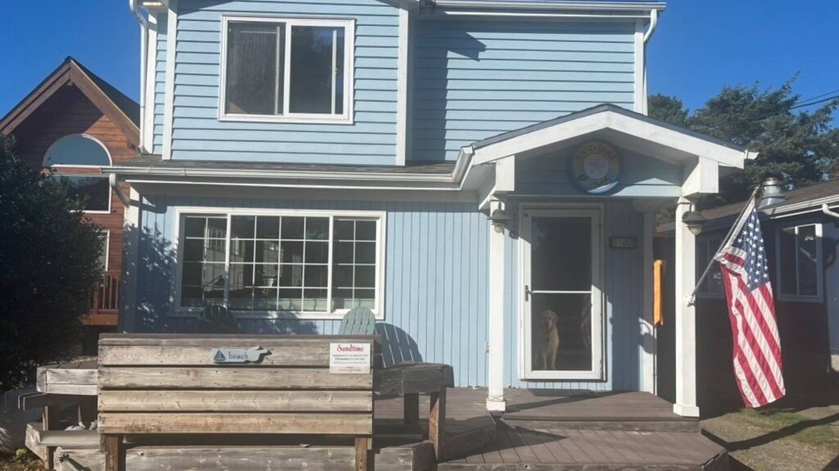 Tierra Del Mar Cabin | The Oregon beach cabin is a couple of minutes from a quiet beach.