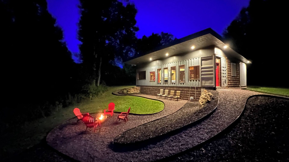Stanton Cabin | The ORIGINAL Shipping Container Cabin in RRG-High Speed WiFi!-HotnTub!-View!