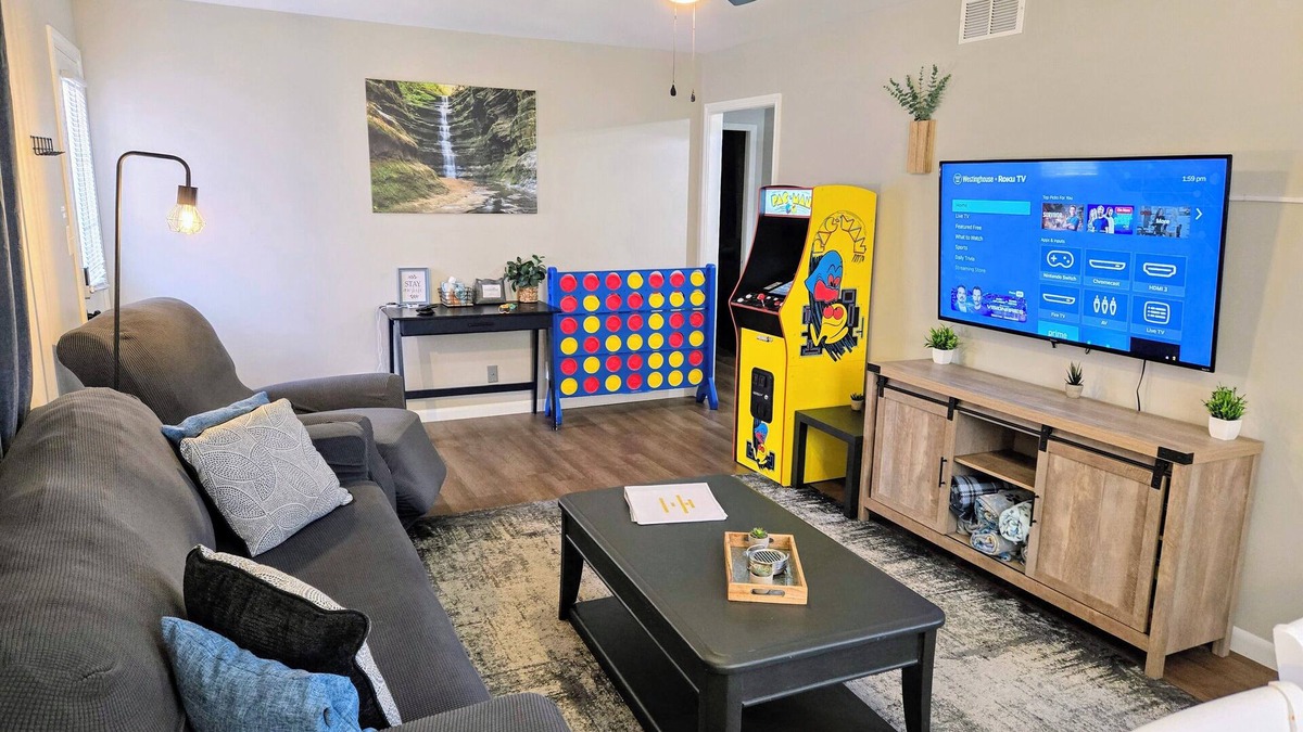 Ottawa House | The Ottawa Escape! King Bed. Pet Friendly! Close to downtown.