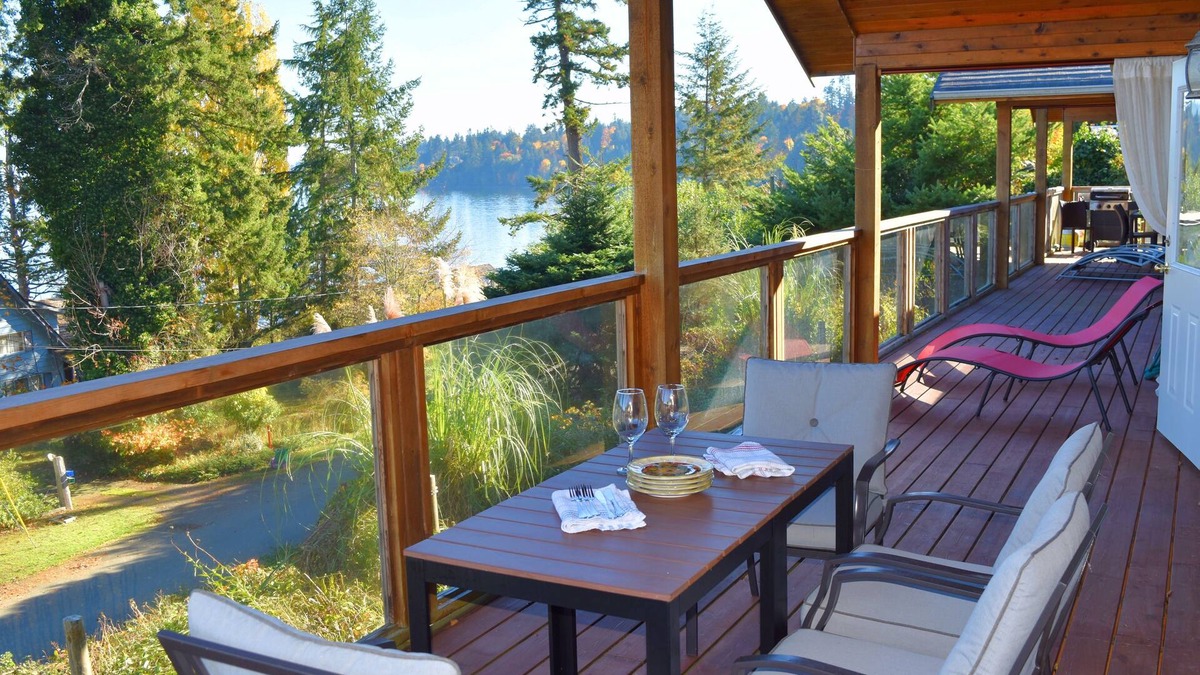 Regional District of Nanaimo House | The Outlook at Deep Bay - North Suite