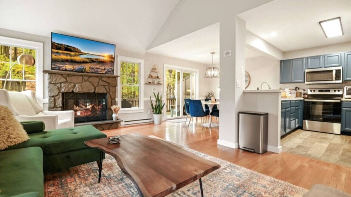 Tannersville House | The Outpost Camelback: Walk to Ski, Swim, Fun!